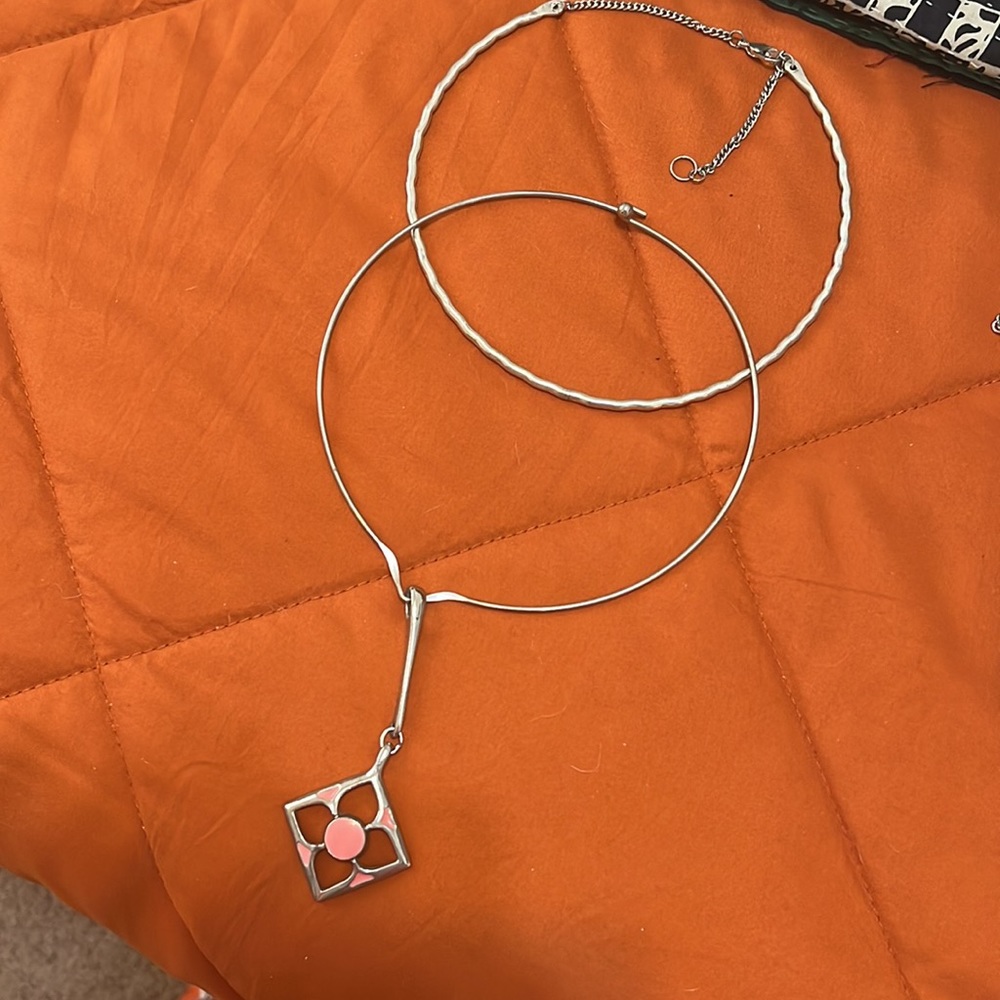 Set of 2 collar necklaces.